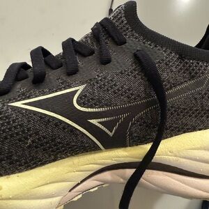 Mizuno Women's Black and Cream Athletic Shoes